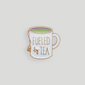 Emaille-Anstecknadel „Fueled By Tea“ (Teetasse)