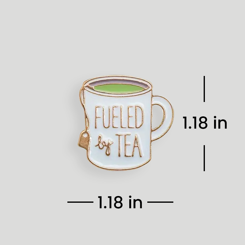Emaille-Anstecknadel „Fueled By Tea“ (Teetasse)