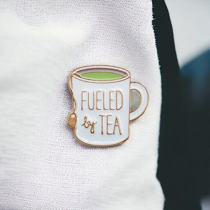 Emaille-Anstecknadel „Fueled By Tea“ (Teetasse)