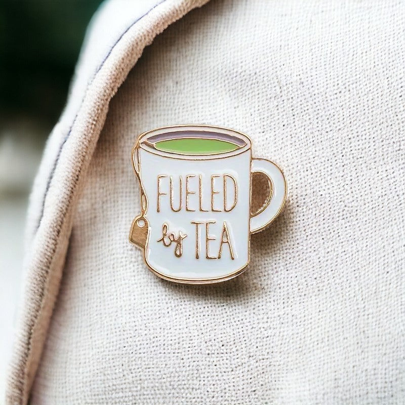 Emaille-Anstecknadel „Fueled By Tea“ (Teetasse)
