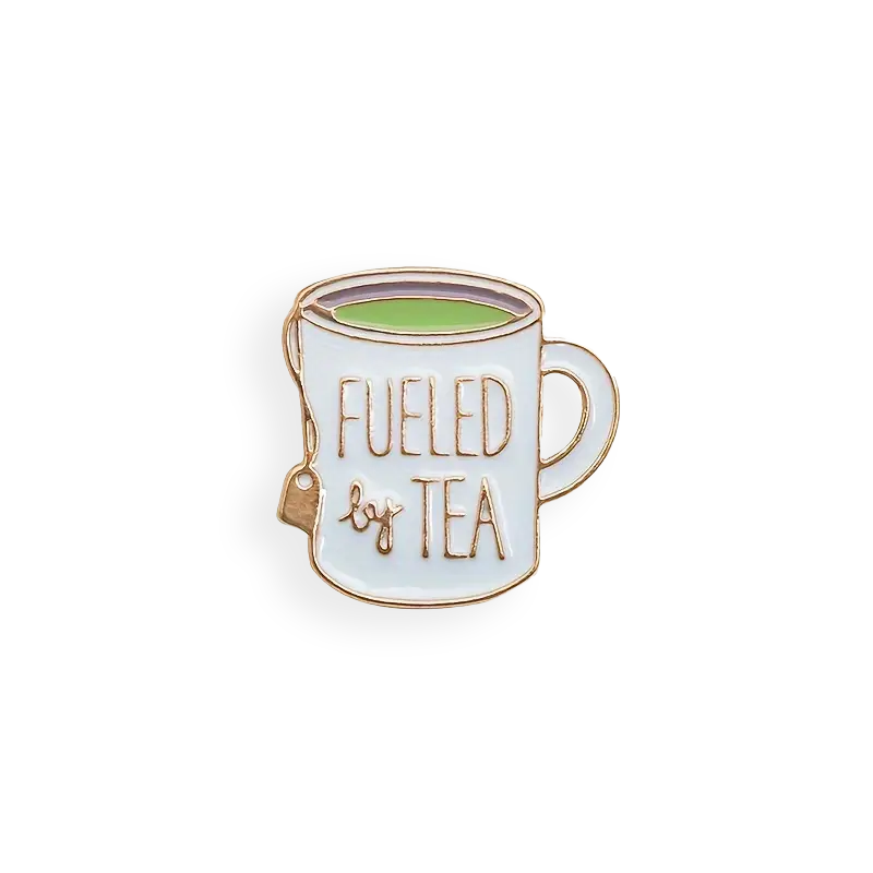 Emaille-Anstecknadel „Fueled By Tea“ (Teetasse)